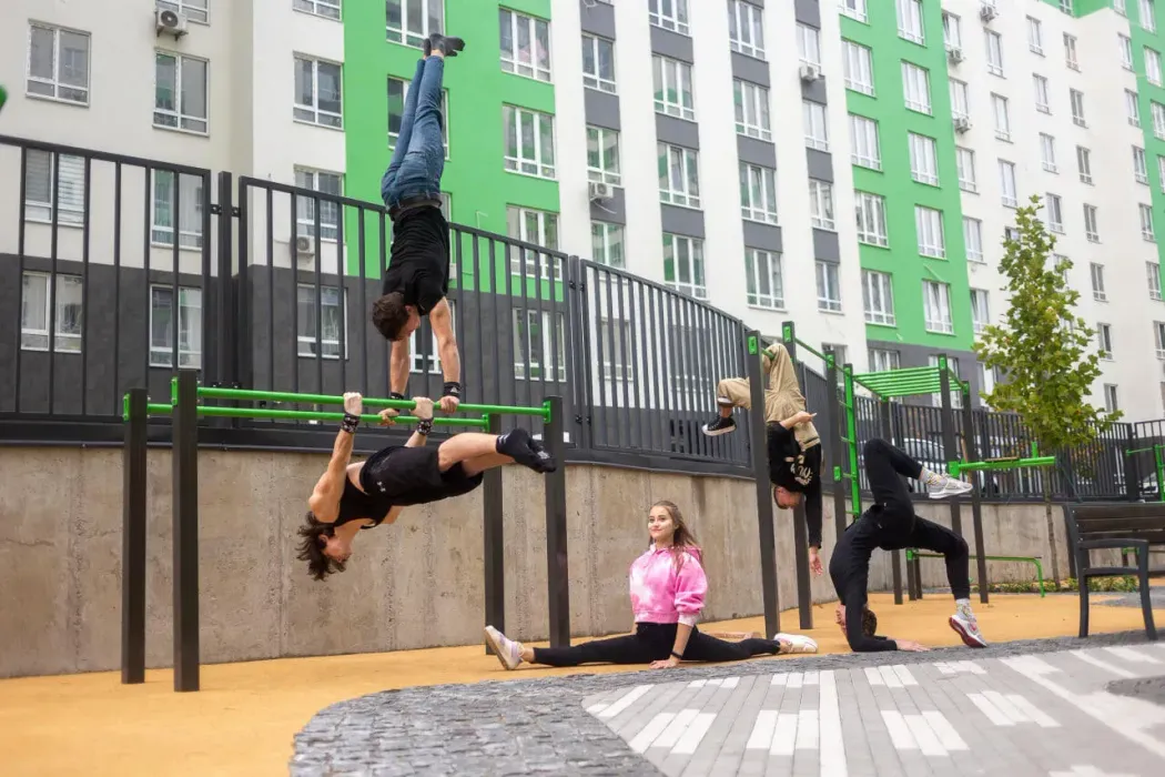 У ЖК City Park облаштували сучасну воркаут зону для занять на свіжому повітрі