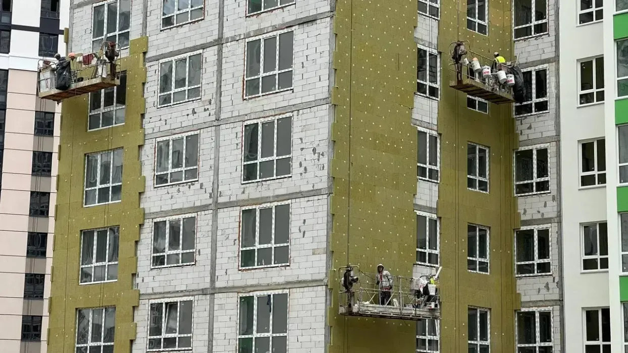 Фінішуємо фасади: останній будинок ЖК City Park II черга утеплюємо мінеральною ватою