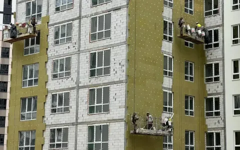 Фінішуємо фасади: останній будинок ЖК City Park II черга утеплюємо мінеральною ватою